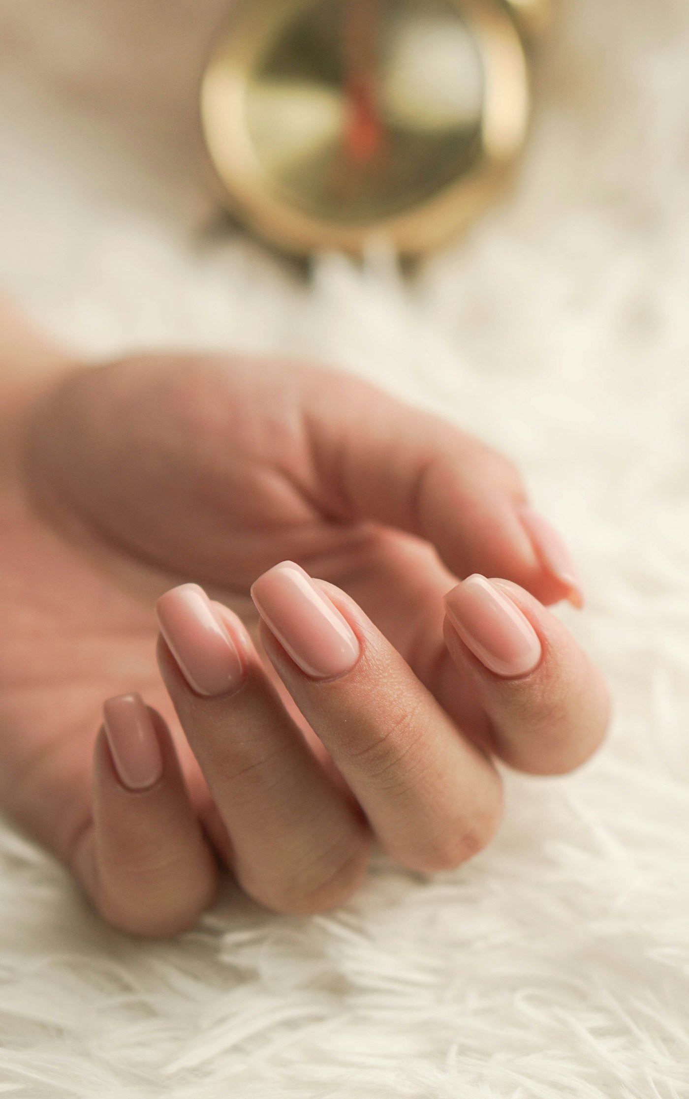Ảnh tham khảo đôi tay với nails hồng phấn trên nền trắng